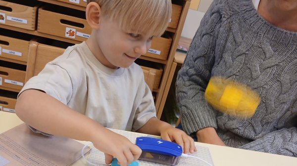Kindergartenkind mit Betreuerin experimentiert - MINT Projekt
