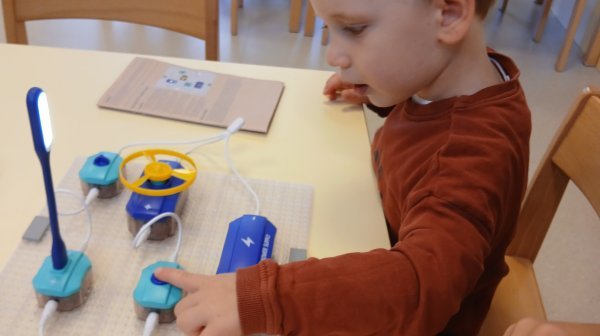 Kindergartenkind mit Betreuerin experimentiert - MINT Projekt