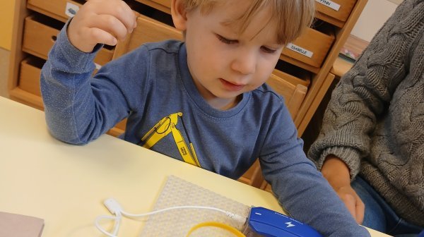 Kindergartenkind mit Betreuerin experimentiert - MINT Projekt