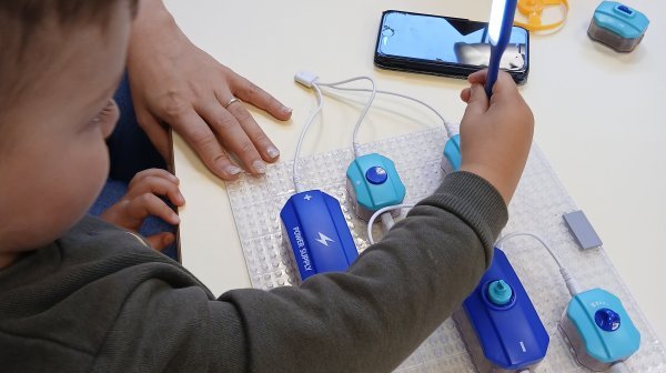 Kindergartenkinder mit Betreuerin experimentieren - MINT Projekt
