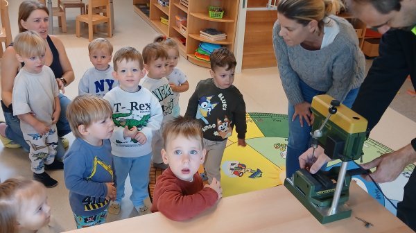 Kindergartenkinder warten auf Kastanien-Bastelei