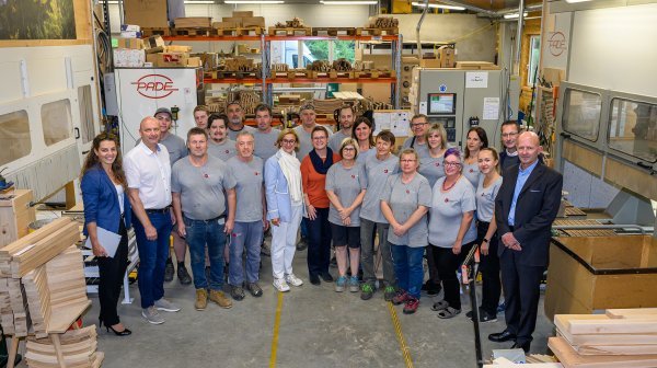 Großes Gruppenfoto bei der Tischlerei Grassmann