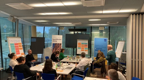 Im Austausch und während der Besprechung beim Brachflächendialog