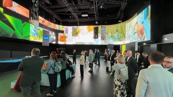 digitale bunte Leinwandwand im Haus der Digitalisierung
