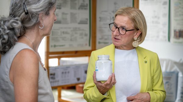 Zwei Frauen im Gespräch bei Stauss Perlite wo sich alles um mineralische Baustoffe dreht