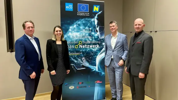 Vier Personen stehen vor ZAP System Haus der Digitalisierung