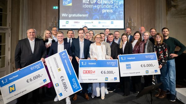 Großes Gruppenbild mit allen SiegerInnen und Sieger-Checks