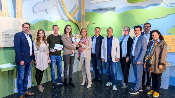 Großes Gruppenbild in der Fossilienwelt Stetten mit Kleinkind