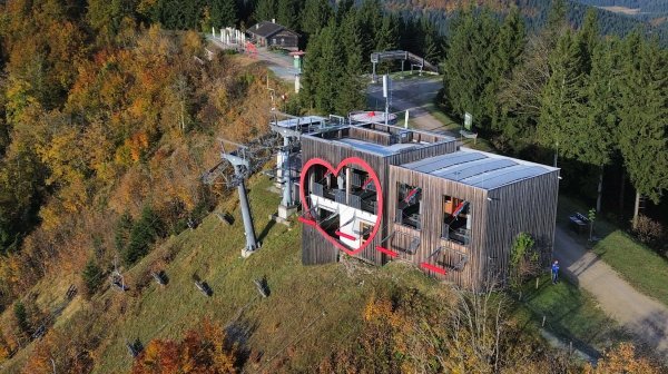 Panoramablick auf Annaberger Bergbahnstation und dem Gipfel des Ötschers