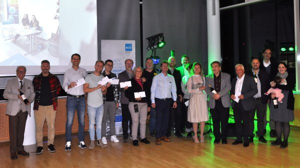 Gruppenfoto Technopolheuriger Wiener Neustadt mit Teilnehmenden vom Gewinnspiel