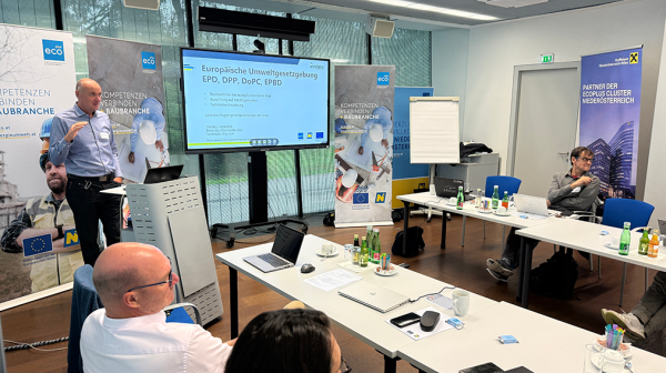 Foto des Kick-off Meetings - ein Vortragender & Kleingruppe hört zu 