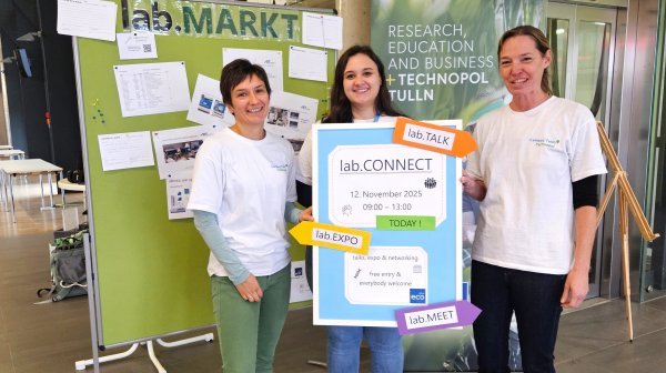 Gruppenfoto 3 Personen mit Plakat in Händen