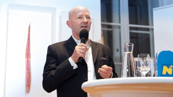 Mann mit Mikrofon