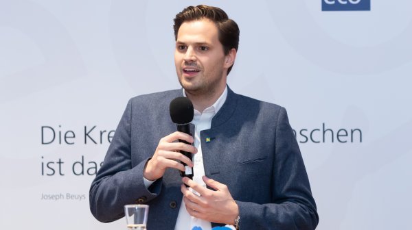 Mann mit Mikrofon