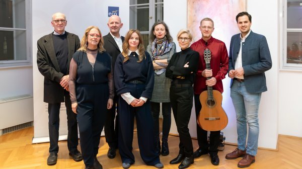 Gruppenfoto von acht Personen