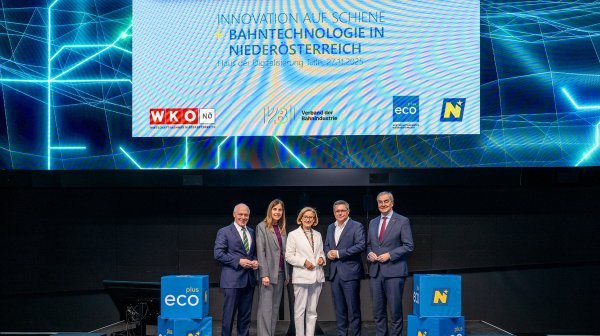 Fünf Personen auf der Bühne bei Bahntechnologie in Niederösterreich-Event