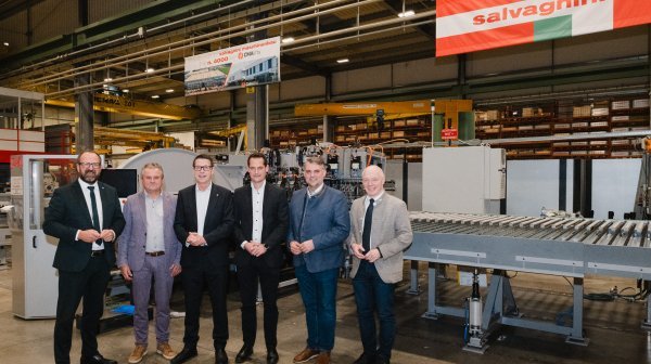Sechs Männer stehen vor Maschinen im Produktionswerk von Salvagnini