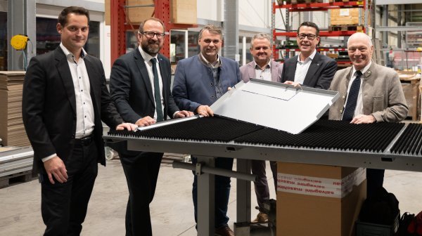 Sechs Männer stehen im Produktionswerk von Savagnini in Ennsdorf