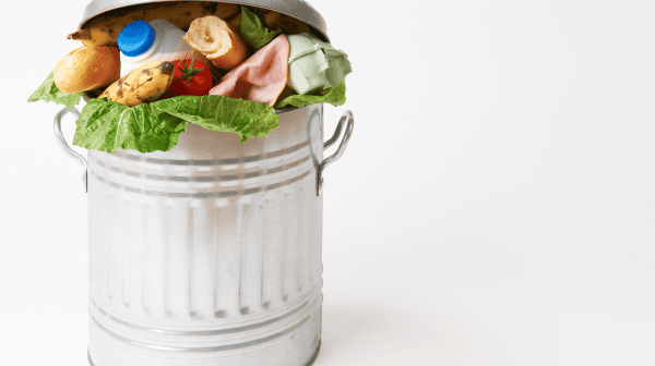 Abfalleimer voll Lebensmittelresten