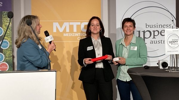 Staffelübergabe von einer Frau an zwei andere Frauen 