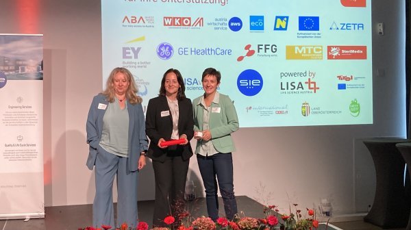 Gruppenfoto von 3 Personen auf der Bühne