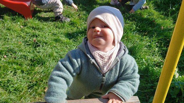 IZIBIZI Kinder beim Spielen am Spielplatz am Erlebnisbauernhof Bromberg