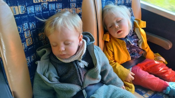 Im Zug schlafende IZIBIZI Kleinkinder