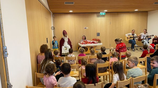 Nikolofeier 2025 im IZIBIZI kids corner mit musikalischer Untermalung