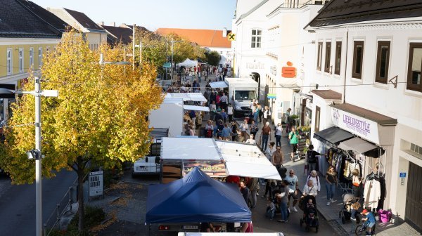 Blick auf den Neulengbacher Wochenmarkt von oben auf die Verkaufsstände