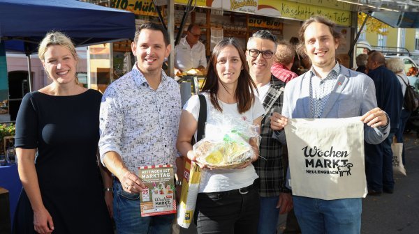 5 Personen beim Neulengbacher Wochenmarkt mit Einkäufen