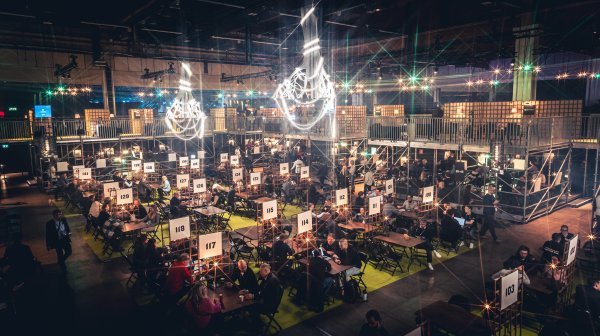 Halle mit nummerierten Sitzplätzen für B2B Gespräche