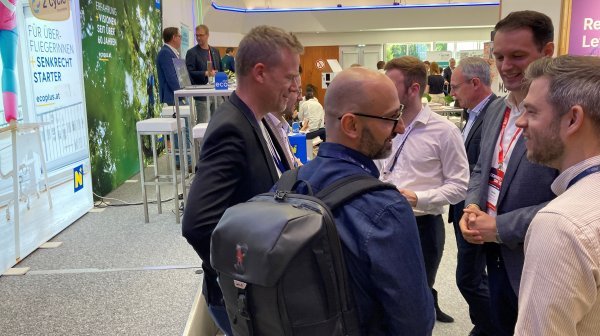 ein paar Personen in Anzug reden miteiander