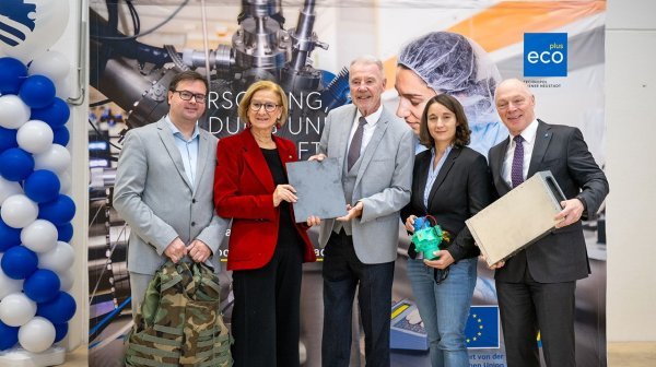 Pressefoto mit 5 Personen