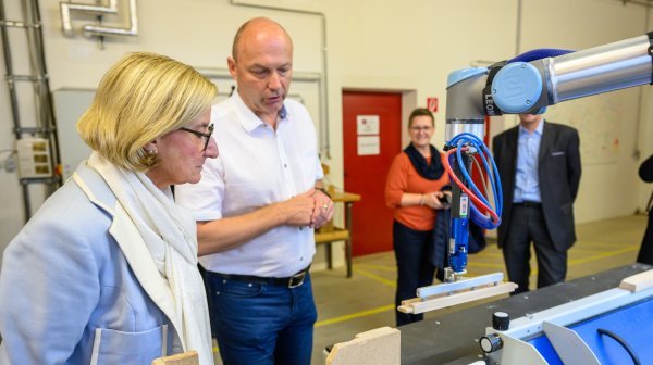 Pressefoto mit vier Personen