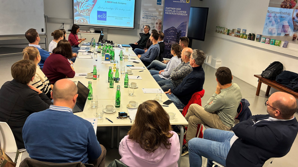 Workshop Situation an einem länglichen Tisch