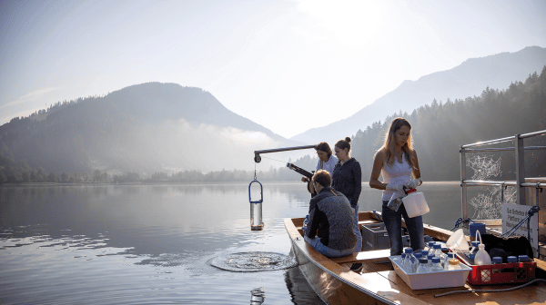 Foto am Lunzersee mit Forscher am Boot