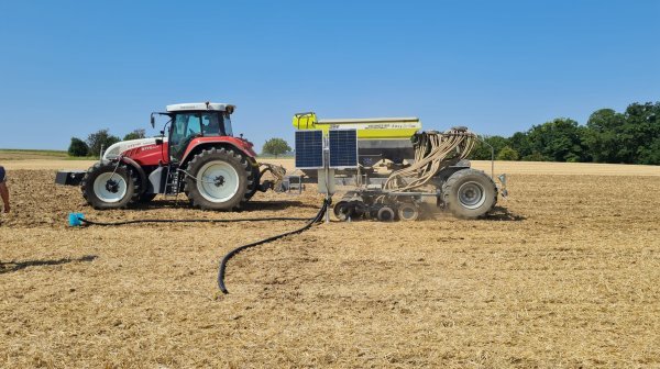 Traktor am Feld 