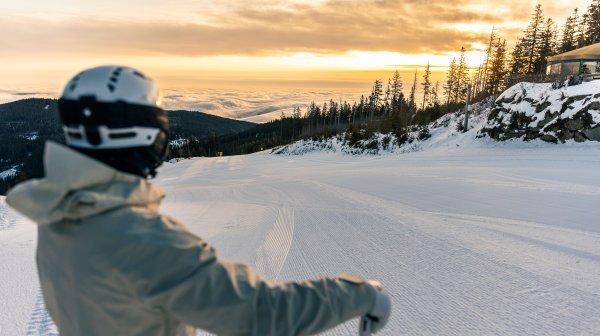 Morgendliches Skifahren bei frisch präparierter Piste in Mönichkirchen