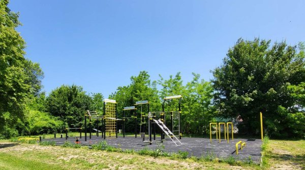 Gartenanlage mit Fitness-Geräten