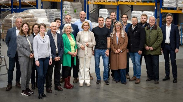 Personenfoto in einer Lagerhalle 