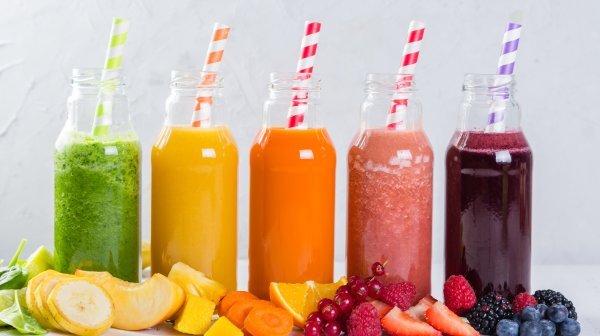 5 Smoothie Gläser nebeneinander 