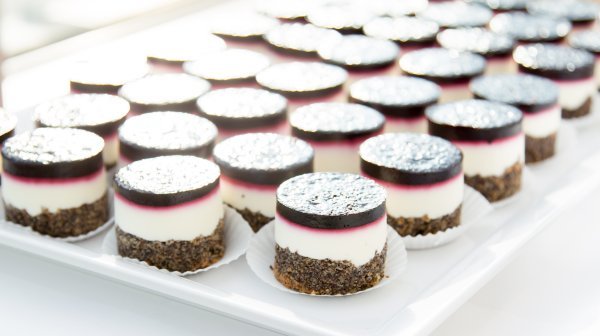 Törtchen auf Serviertablett