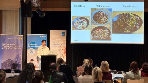 Vortragender vor einer Leinwand