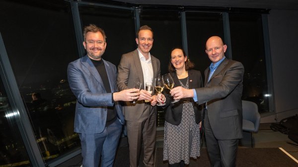 Pressefoto mit 4 Personen 