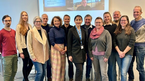 Gruppenbild mit 13 Personen