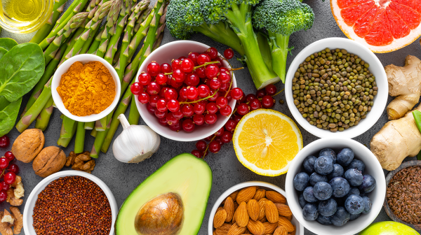 Stockbild mit aufgelegtem Obst, Gemüse und Nüssen 