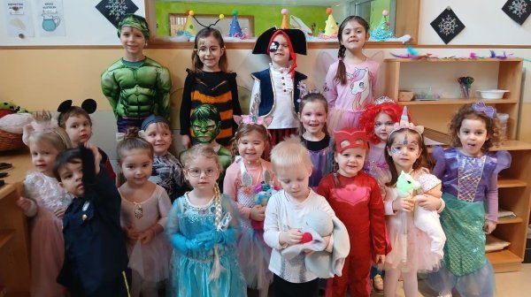 Gruppenfoto von verkleideten Kindergartenkindern 