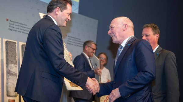 Preisverleihung ERDREICHPREIS 2026 - zwei Männer beim Handshake
