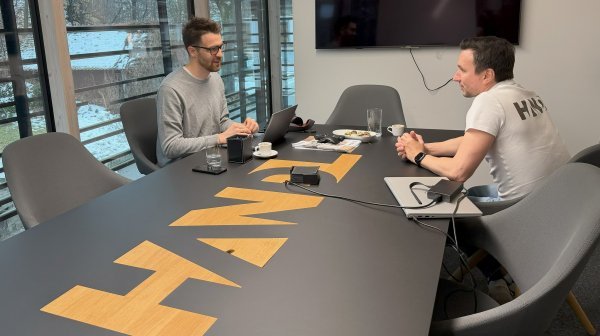 Interviewsituation zwischen zwei Männern am Konferenztisch