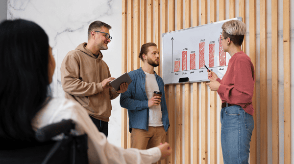 Workshopsituation mit 3 Personen an Plakat arbeitend